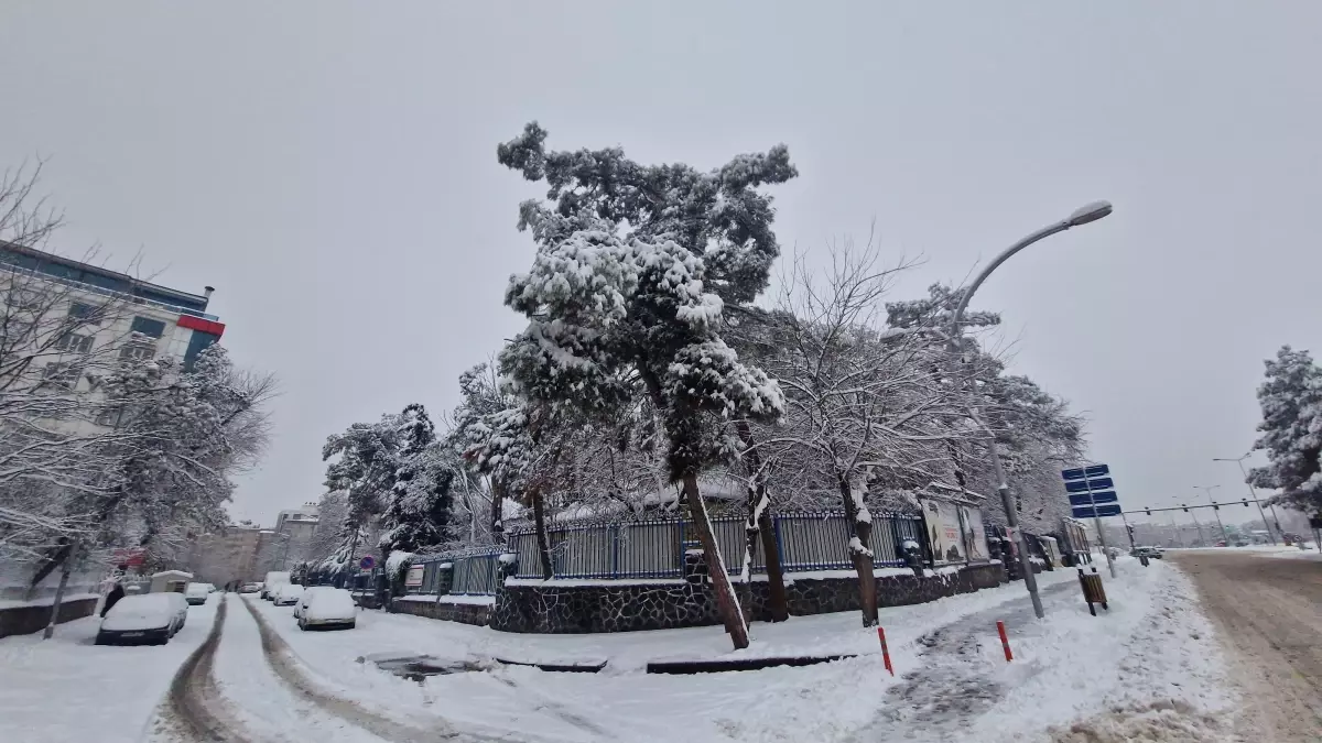 Diyarbakır'da kar yağışı; bazı uçak seferleri iptal edildi