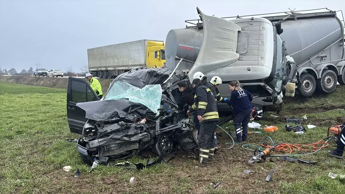 Edirne'de tır ile hafif ticari araç çarpıştı, 1 kişi öldü, 1 kişi yaralandı
