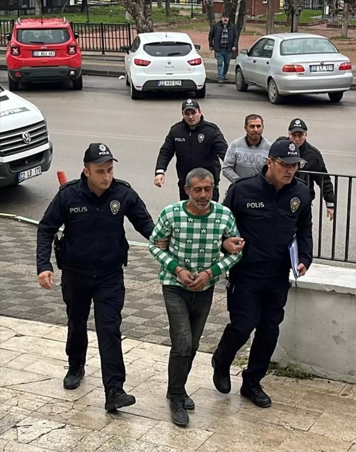 Edirne'de yurt dışına kaçmaya çalışan 2 firari hükümlü ormanlık alanda yakalandı