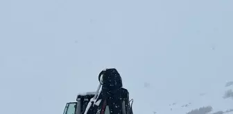 Elazığ'da kar nedeniyle yolda mahsur kalan araçlar kurtarıldı