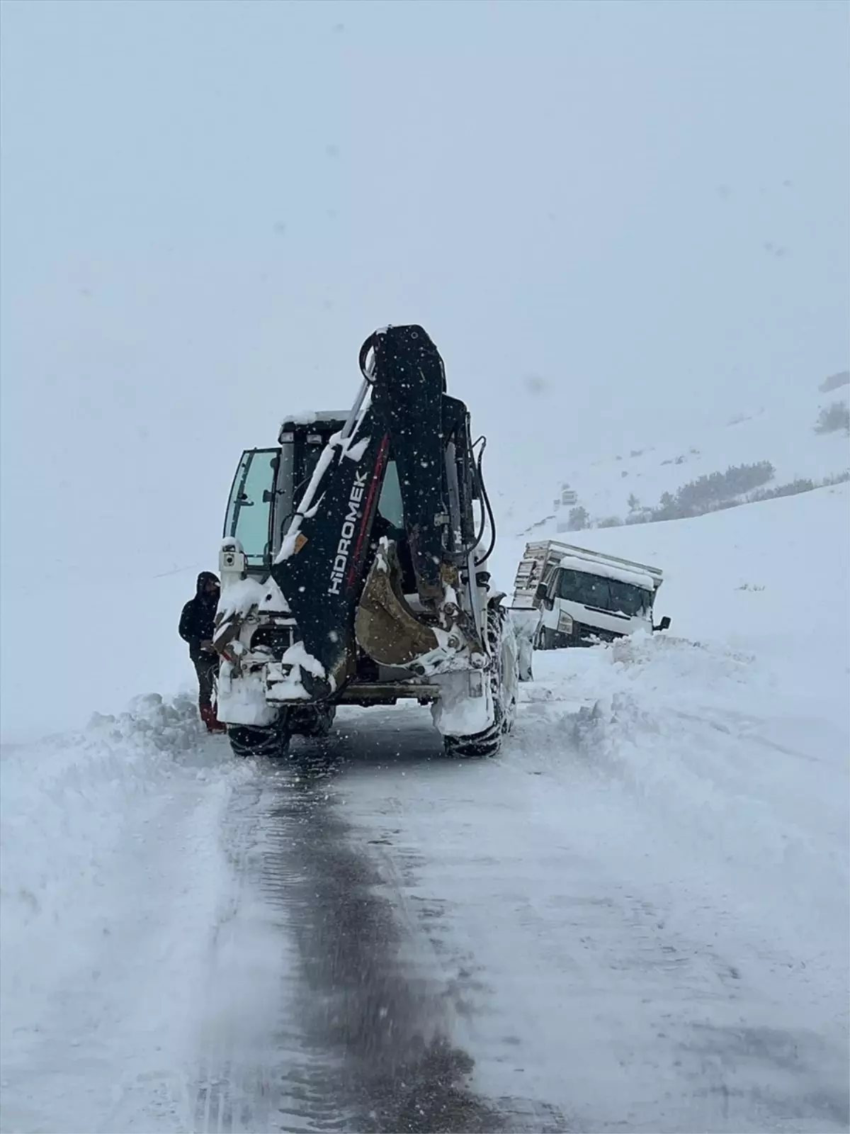 Elazığ'da kar nedeniyle yolda mahsur kalan araçlar kurtarıldı