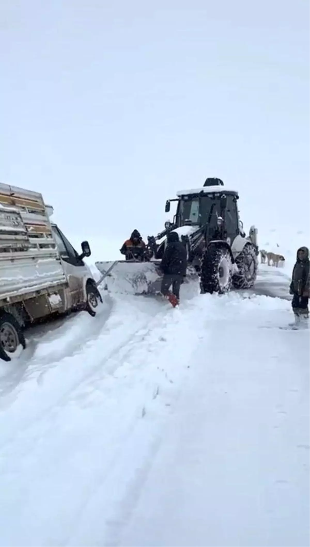 Elazığ'da şarampole düşen araç kurtarıldı