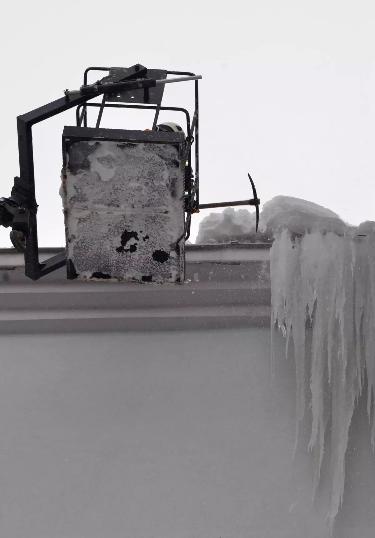 Erzurum'da dev buz sarkıtları itfaiye ekibi tarafından kırıldı