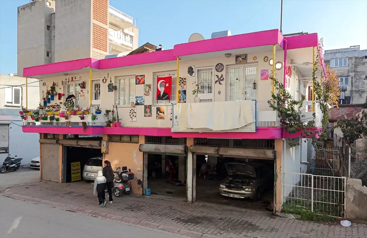 Evlerinin dış cephesini dekoratif ürünlerle donatan aile geri dönüşüme dikkati çekiyor