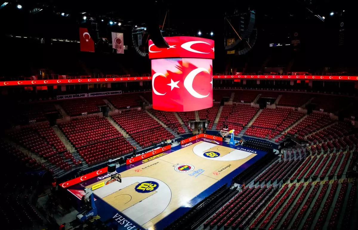 Fenerbahçe, Kosner Baskonia maçı öncesi salonu Türk bayraklarıyla süsledi