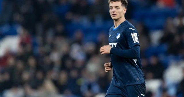 Fisnik Asllani kimdir, kaç yaşında, nereli? Fisnik Asllani hangi takımda oynuyor, mevki ne? Fisnik Asllani Fenerbahçe'ye mi geliyor?