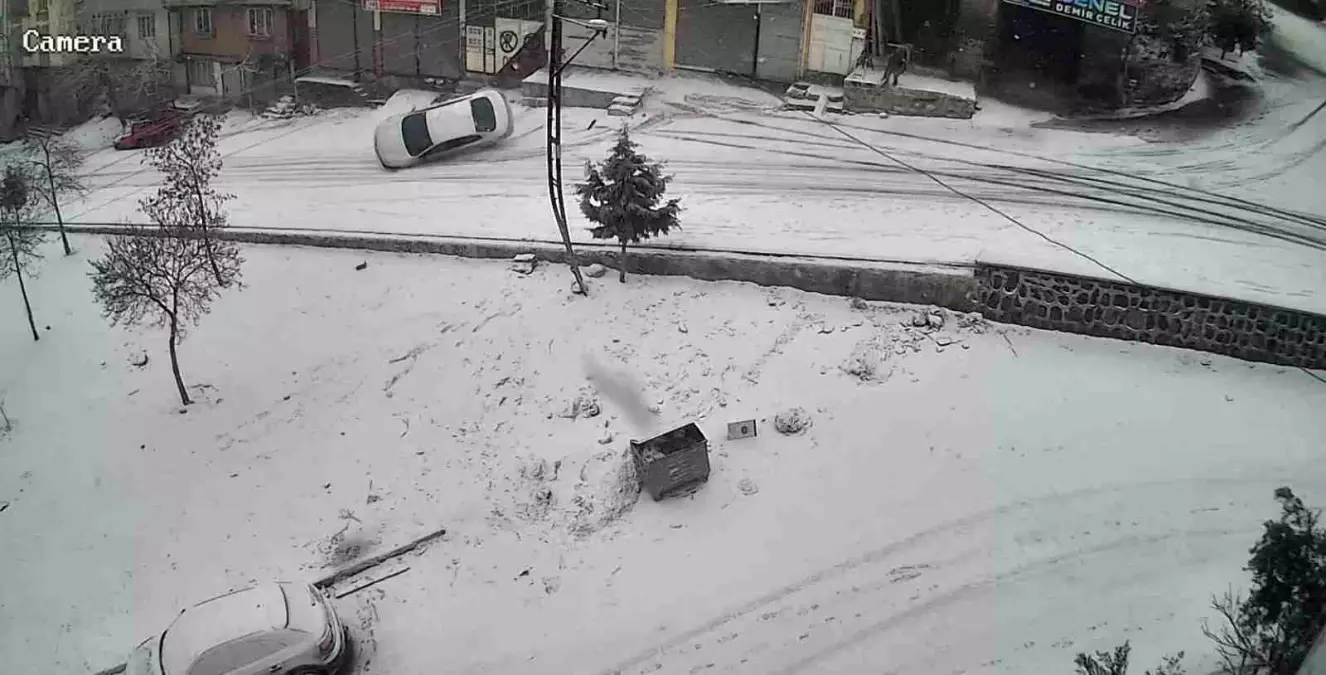 Gaziantep'te karlı yolda feci kaza: Kayan araç kaldırıma çarparak devrildi