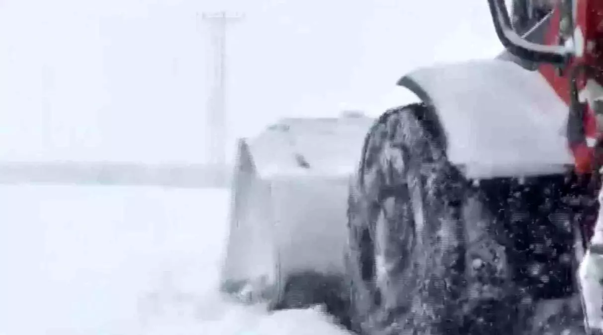 Gercüş'te hastalar için yollar küreklerle açıldı