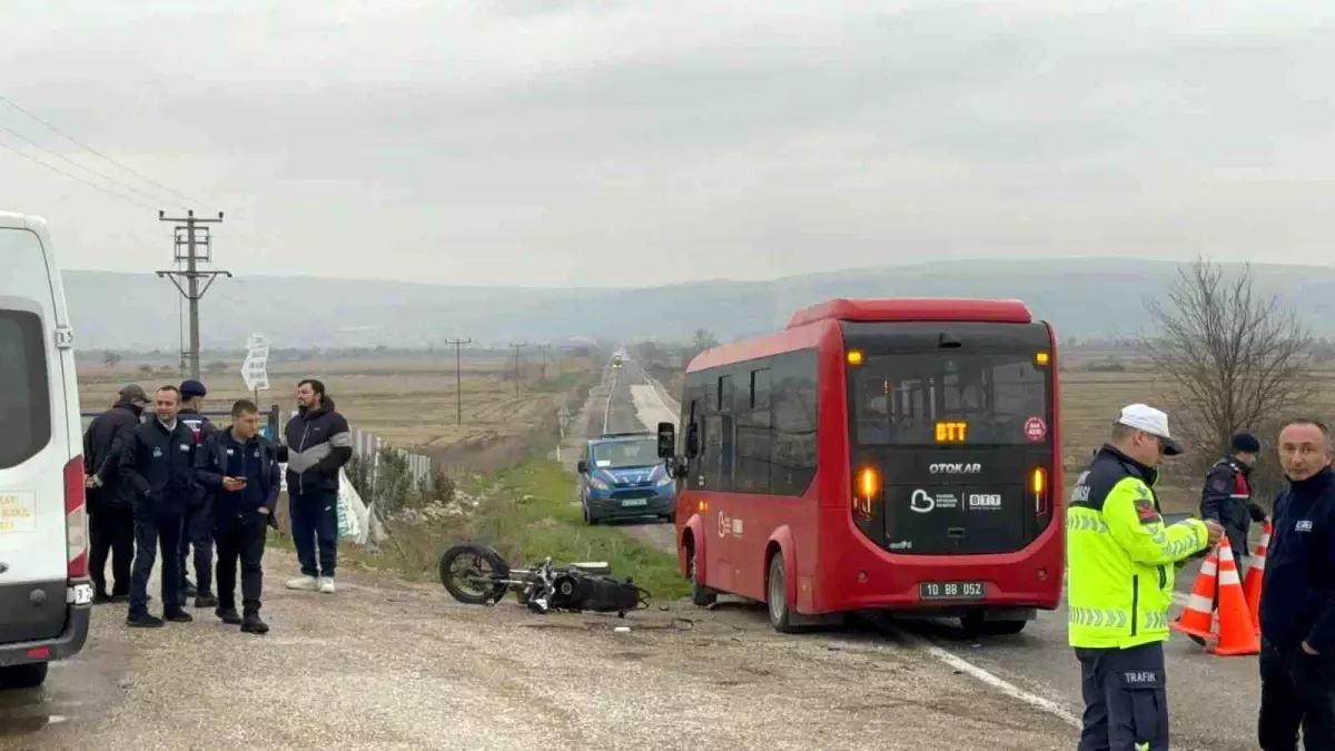 Gönen'de minibüs ile motosiklet çarpıştı: 1 yaralı