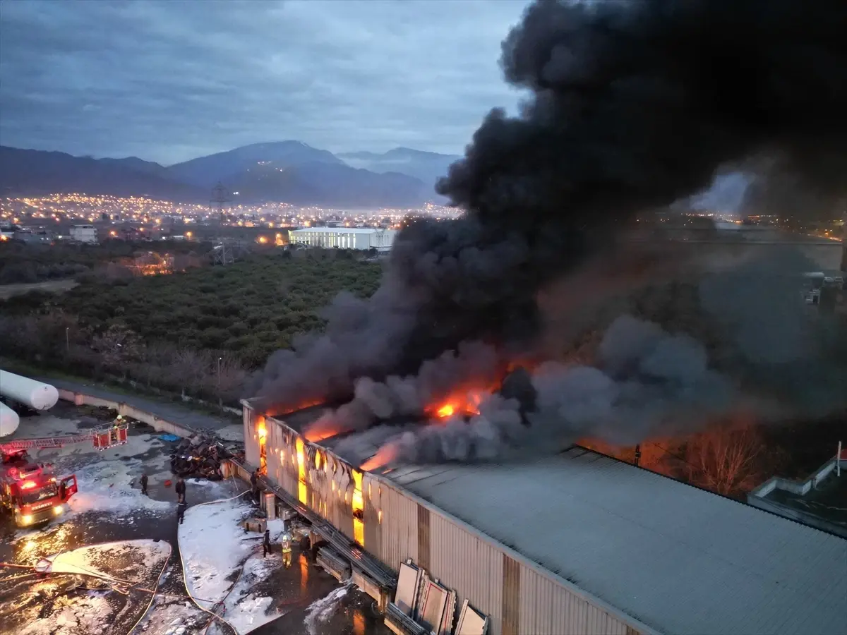 Hatay'da lastik deposunda çıkan yangın kontrol altına alındı