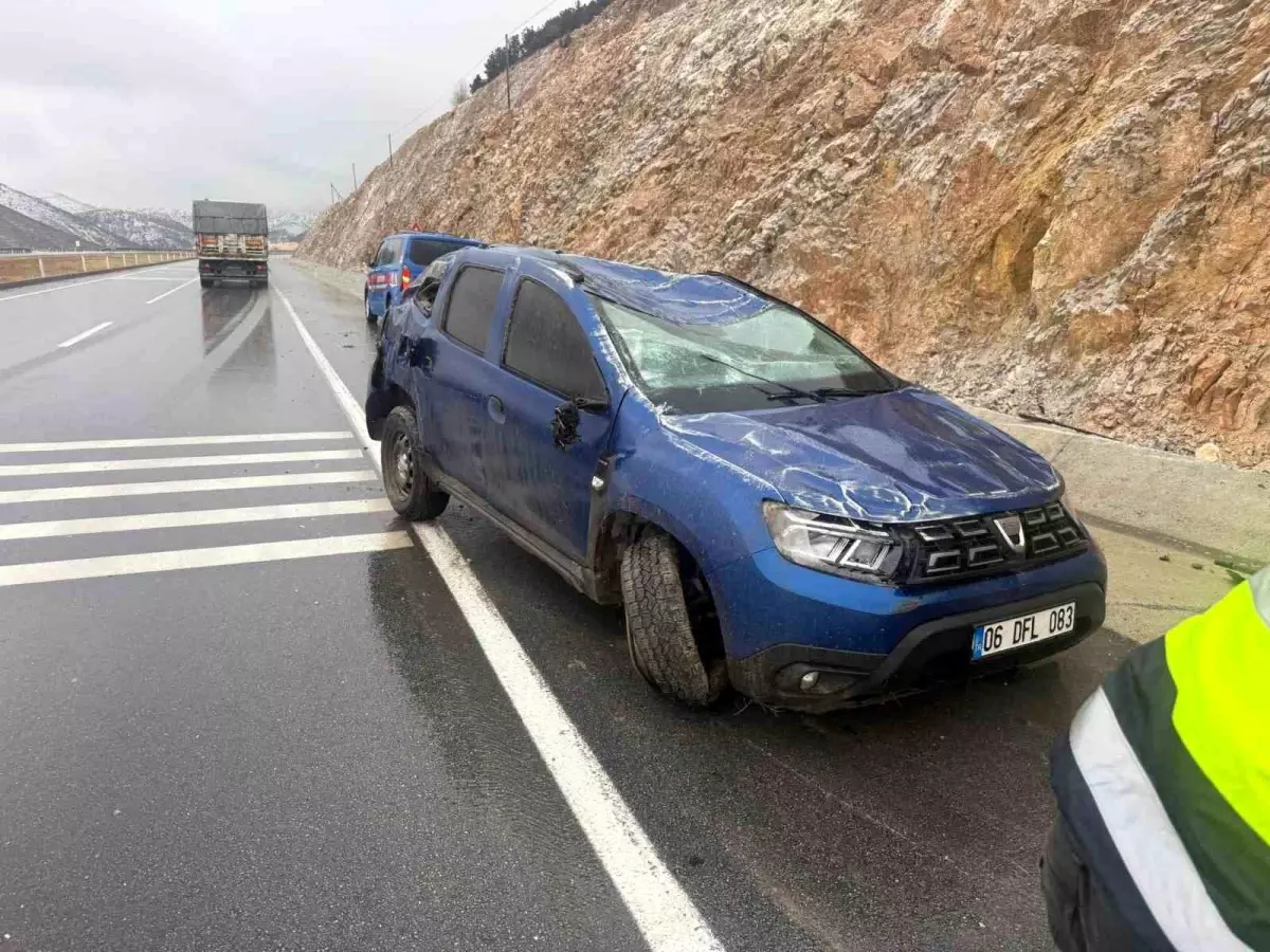 Hurdaya dönen araçta şans eseri kazayı yaralı atlattı