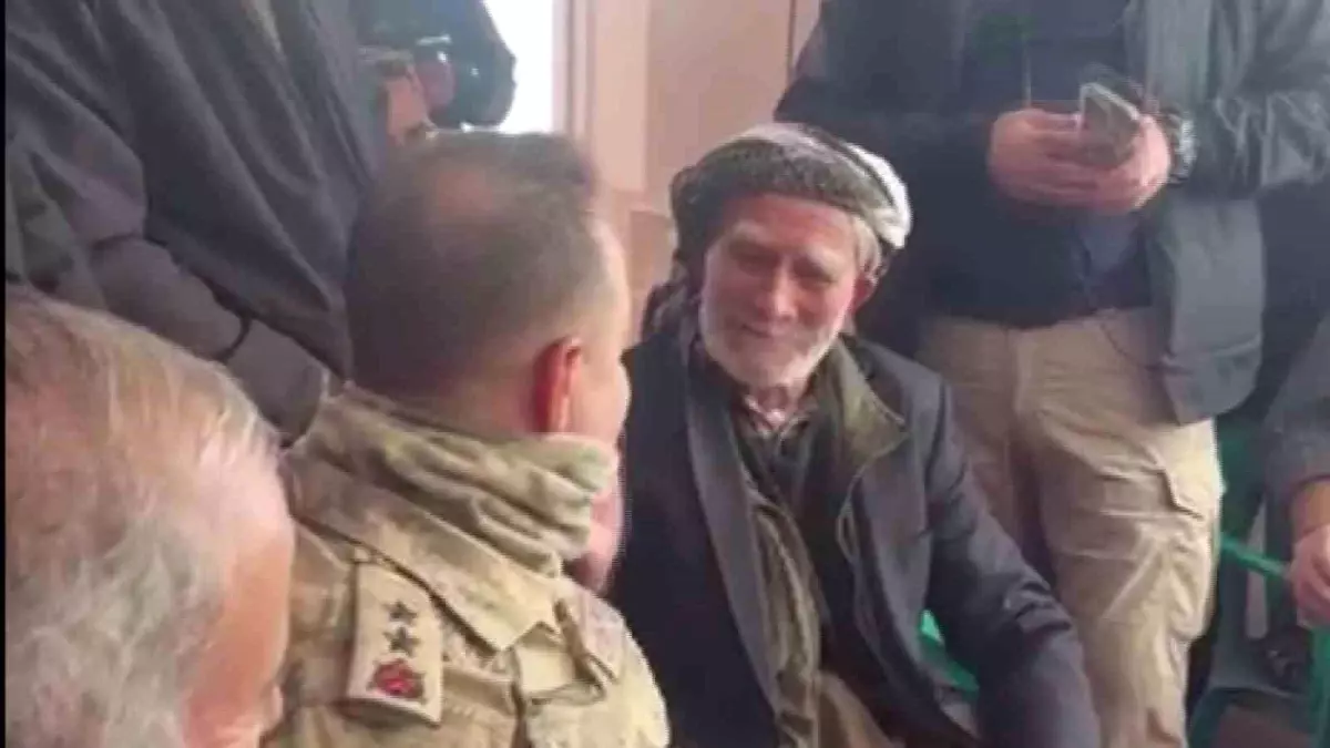 İl Jandarma Komutanı parmağındaki yüzüğü çıkartıp hediye etti, duygu dolu anlar yaşandı