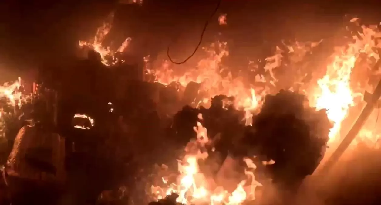 İş yerindeki yangın itfaiye erinin kask kamerasına yansıdı