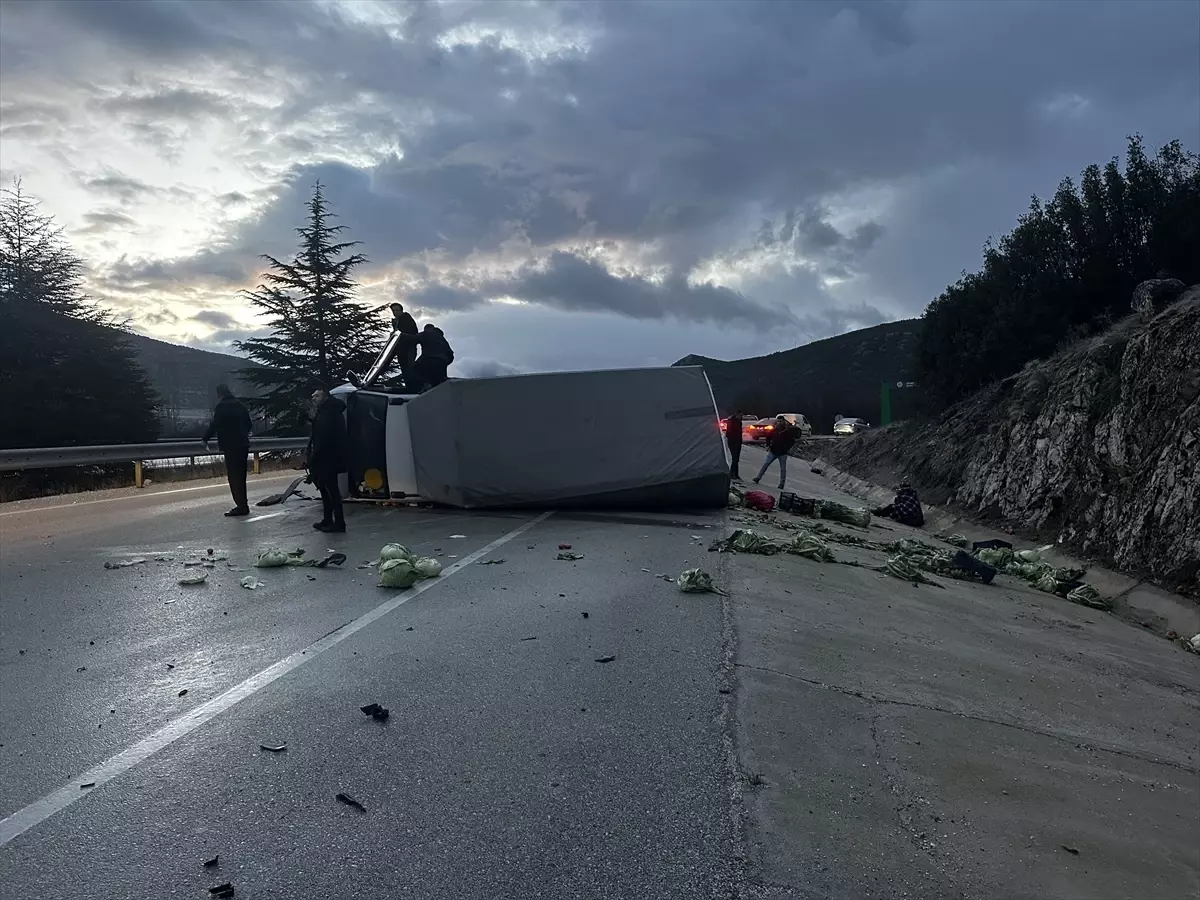 Isparta'da kamyonetin devrildiği kazada 3 kişi yaralandı