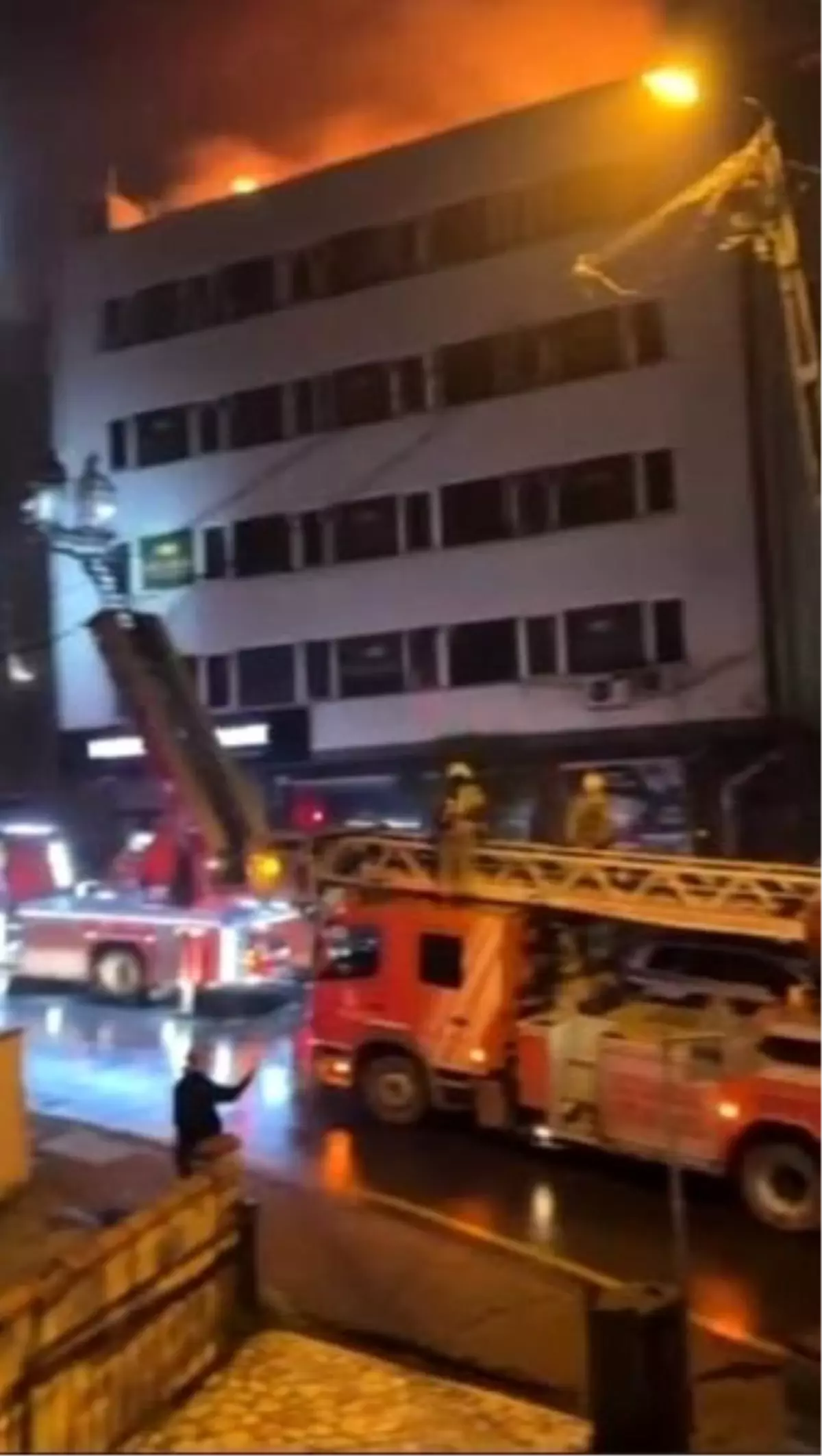 Kağıthane'de binanın çatısı alevlere teslim oldu