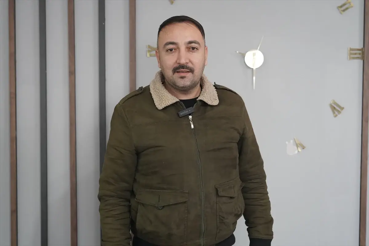 Kahramanmaraş'ta bir aile, kar nedeniyle yollar kapanınca misafirliğe iş makinesiyle gitti