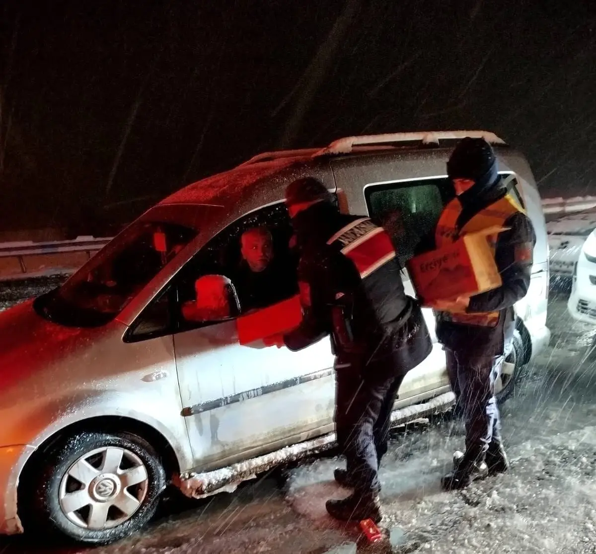 Kahramanmaraş'ta yolda mahsur kalan vatandaşlara jandarmadan yardım