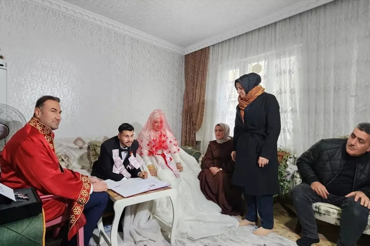 Kar engel olamadı: Nikah salonuna gidemeyen çiftin imzası evde atıldı