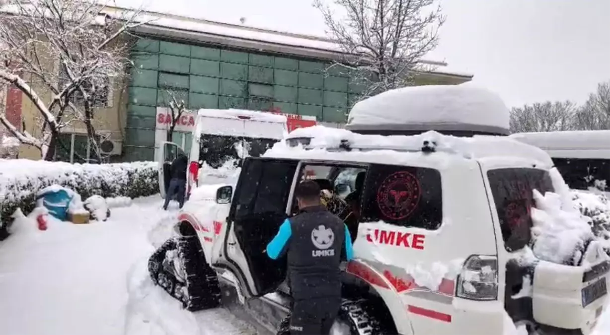 Kar nedeniyle diyaliz merkezine gidemeyen yaşlı kadının imdadına UMKE yetişti
