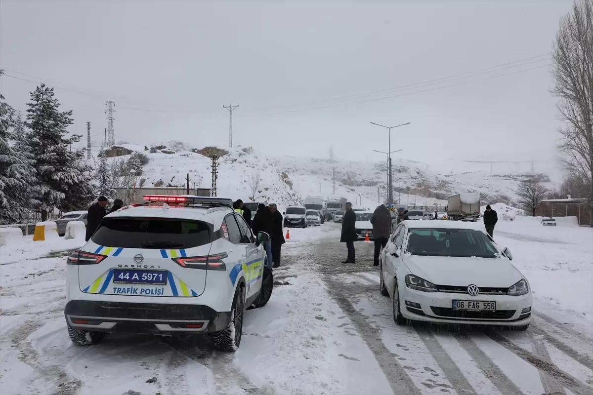 Kar nedeniyle kapanan Malatya-Kayseri kara yolu yeniden ulaşıma açıldı