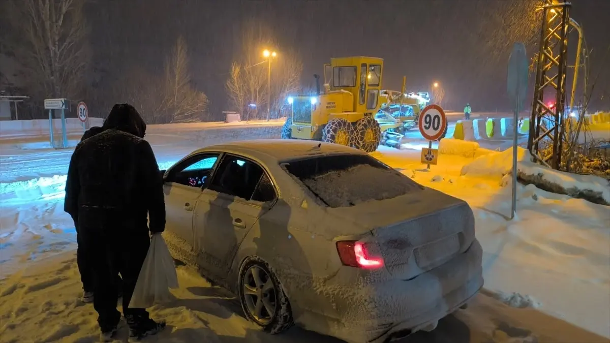 Kar ve tipi nedeniyle Malatya-Kayseri kara yolu ulaşıma kapatıldı