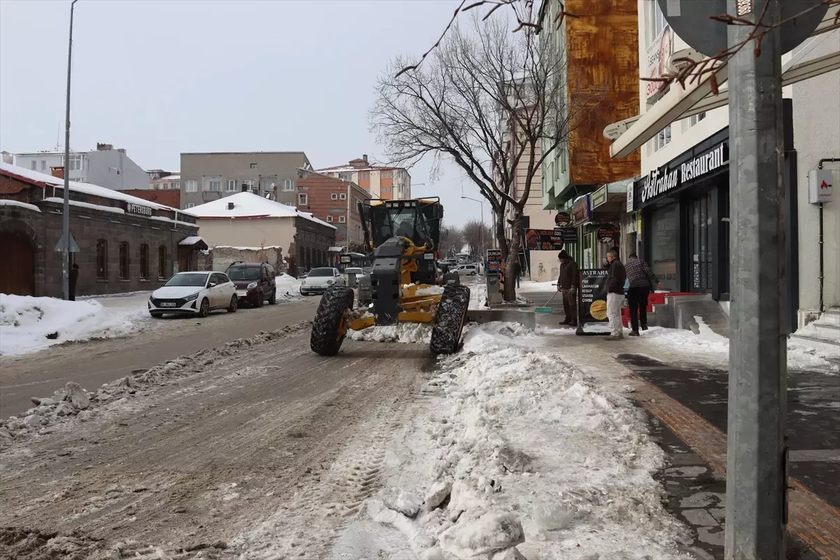 Kars'ta caddelerde biriken karlar kamyonlarla şehir dışına taşınıyor