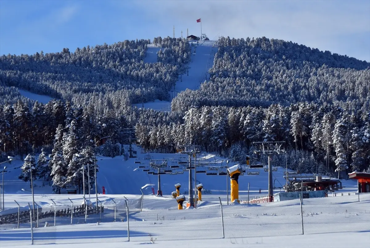 Kars'ta evleri ve araçları karla kaplanan köylülerin zorlu kış mesaisi
