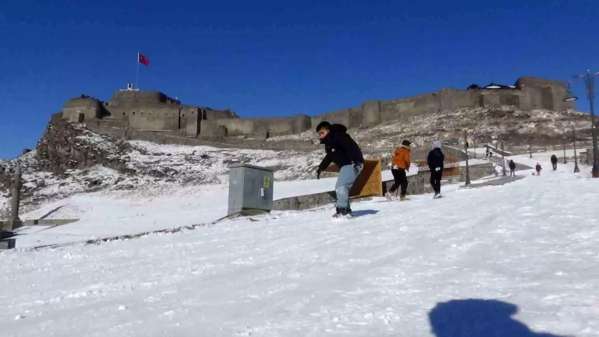 Kars'ta kızağını kapan kale yokuşuna koştu