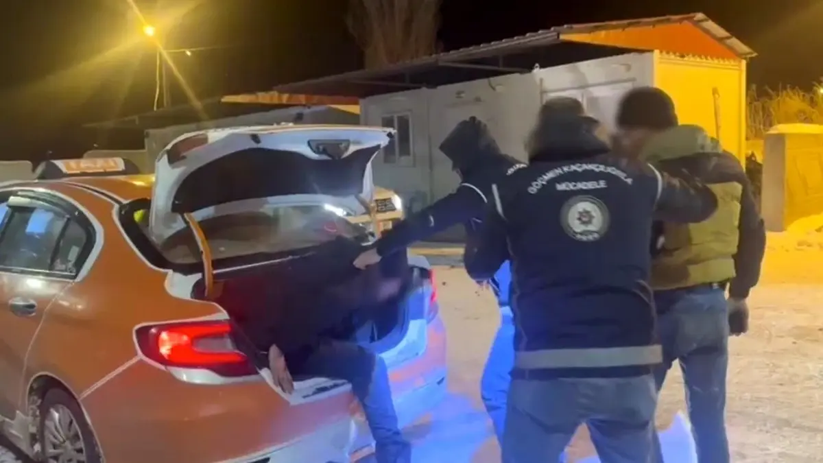 Kars'ta taksi bagajından düzensiz göçmen çıktı