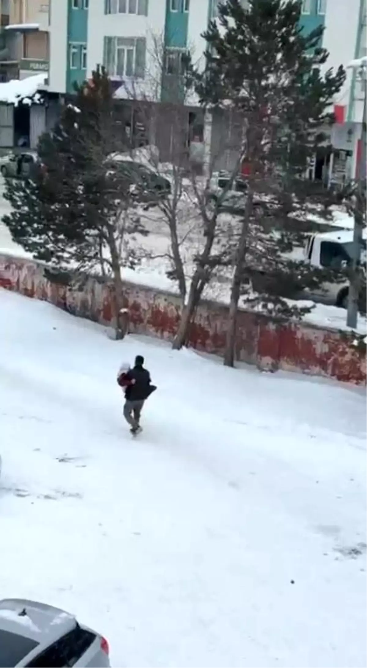 Kars'ta vefa dolu görüntü: Hasta annesini kucağında taşıdı