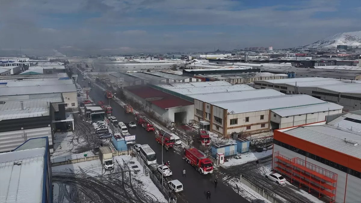 Kayseri OSB'de mobilya fabrikasında çıkan yangın kontrol altına alındı