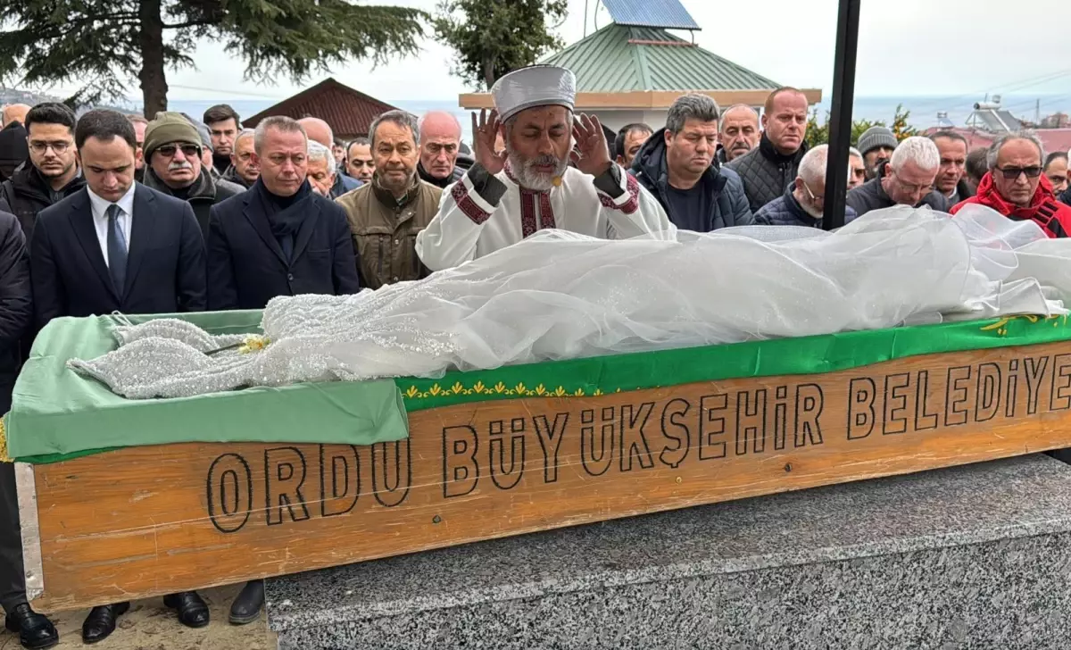 Kazada hayatını kaybeden Mina, son yolculuğuna gelinliği ile uğurlandı