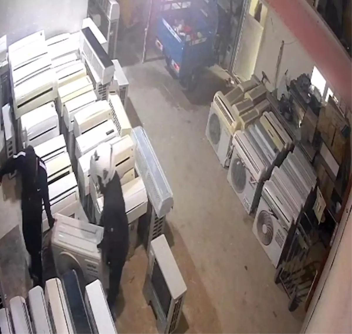 Klimayı çalarken önce kameraya, sonra polise yakalandılar