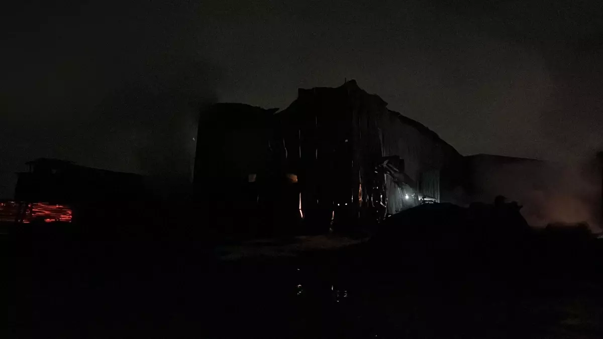 Kocaeli'de atık plastik deposunda yangın