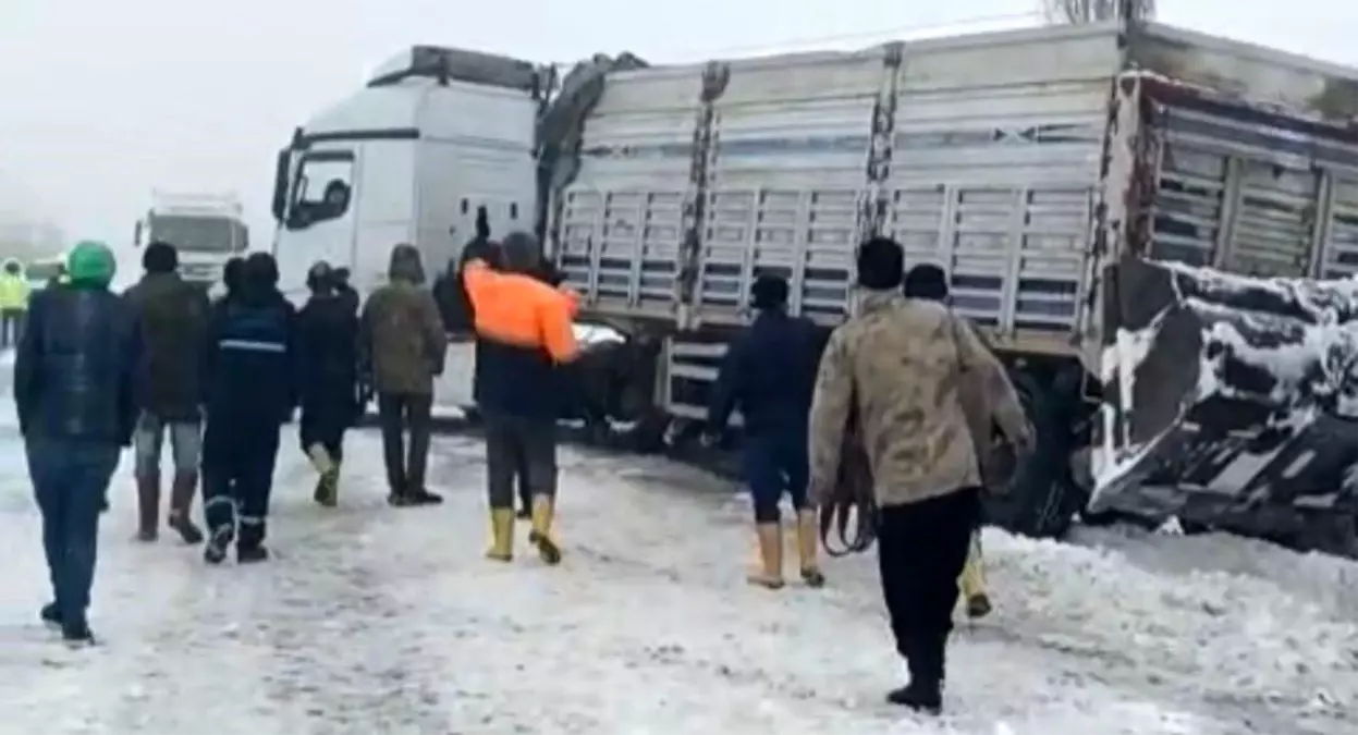 Kontrolden çıkan tır yolu kapattı, kilometrelerce araç kuyruğu oluştu