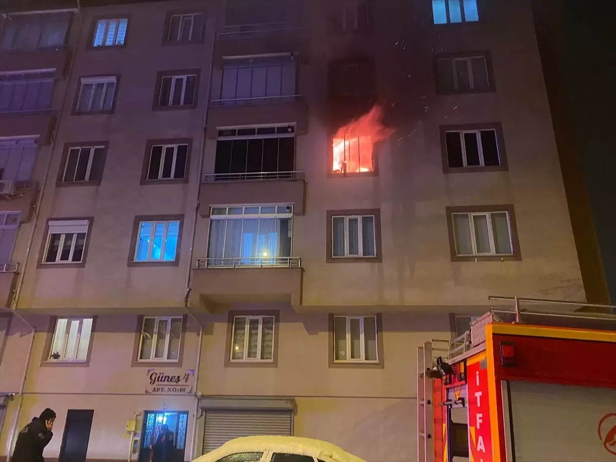 Konya'da apartmanda çıkan yangında 6 kişi dumandan etkilendi