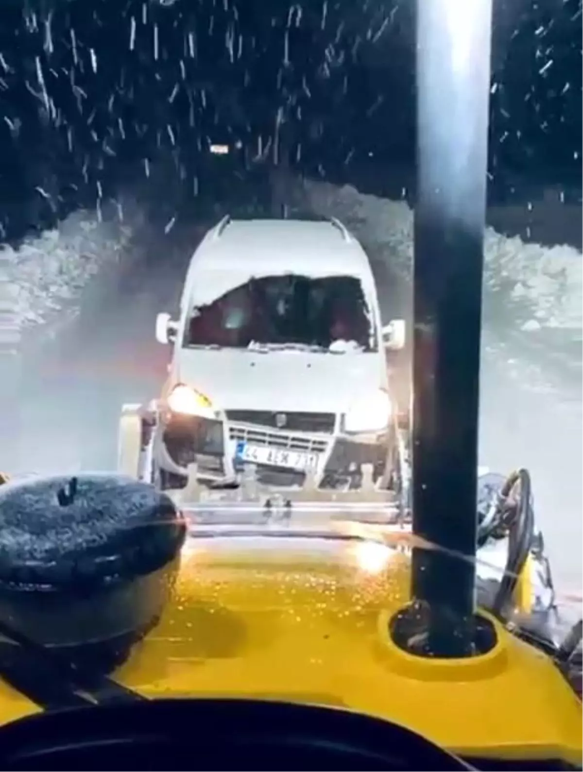 Mahsur kalan araçlar kurtarıldı