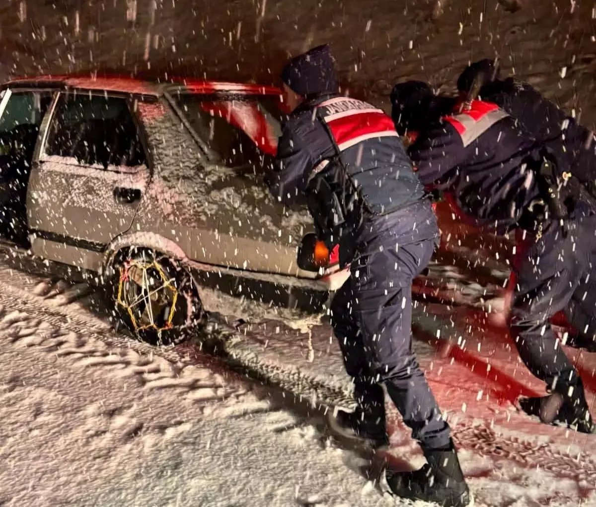 Malatya'da kar nedeniyle yolda kalan sürücülere jandarma yardım etti