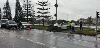 Manavgat'ta direğe çarpan otomobilin sürücüsü yaralandı