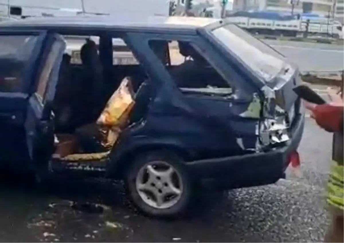 Manisa'da otomobil otobüs ile çarpıştı: 2 yaralı