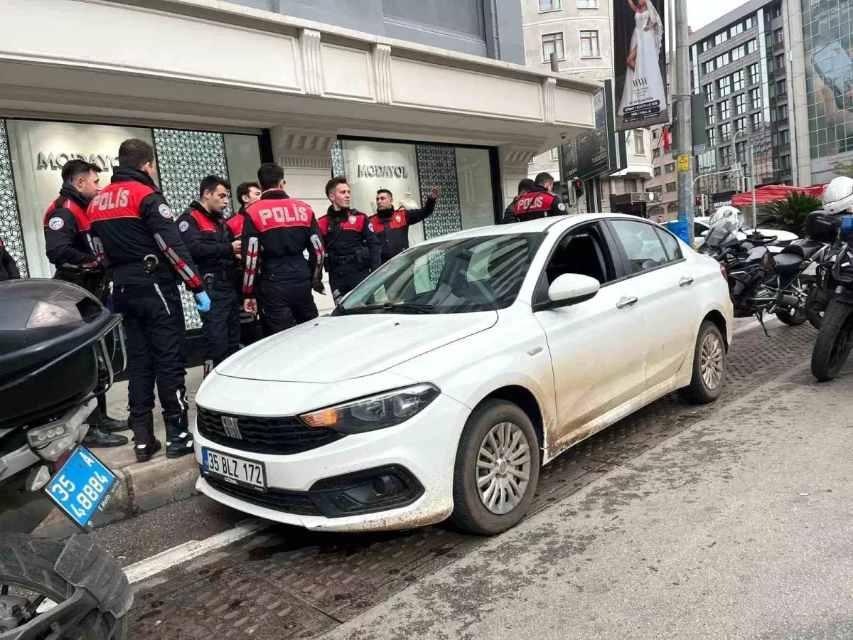 Manisa'dan çaldıkları altını İzmir'de bozdurmak isteyen 2 şüpheliden biri yakalandı