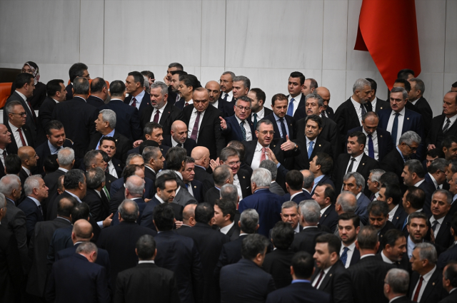 Драка в парламенте! Заседание было приостановлено дважды