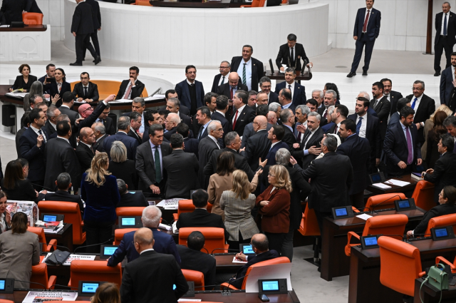 Драка в парламенте! Заседание было приостановлено дважды