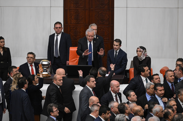 Драка в парламенте! Заседание было приостановлено дважды