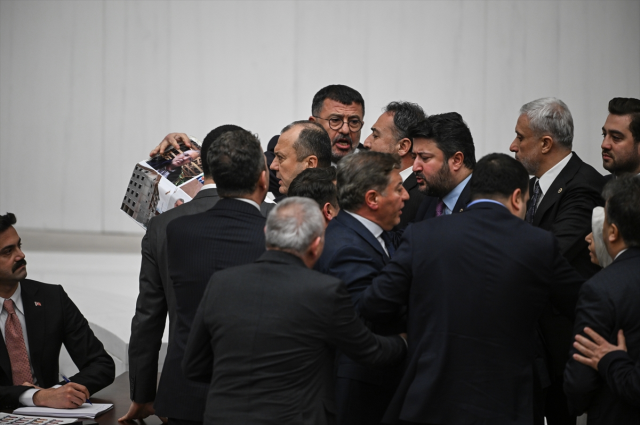 Драка в парламенте! Заседание было приостановлено дважды