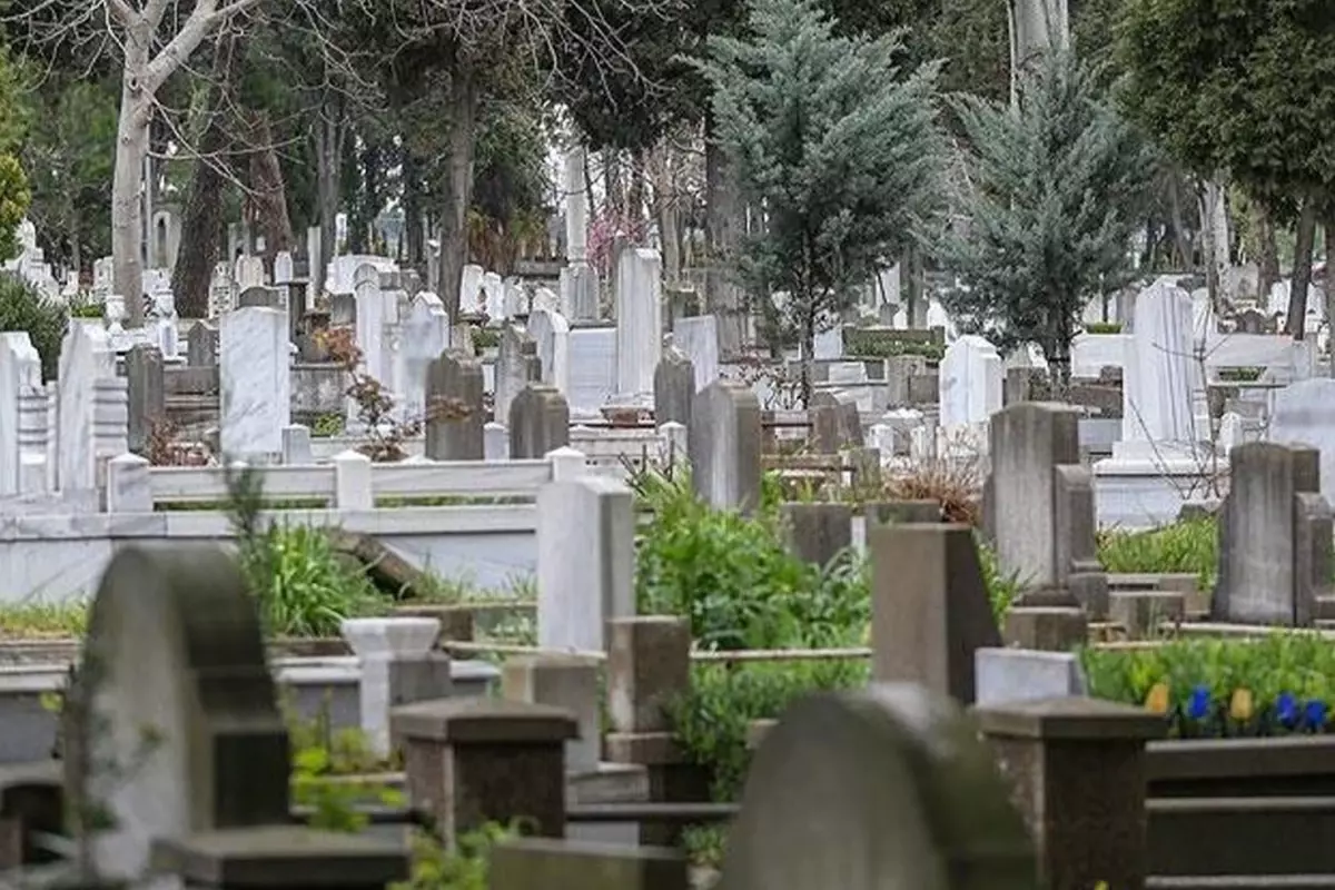 Mezarlıktaki poşetin içinden binlerce uyuşturucu hap çıktı