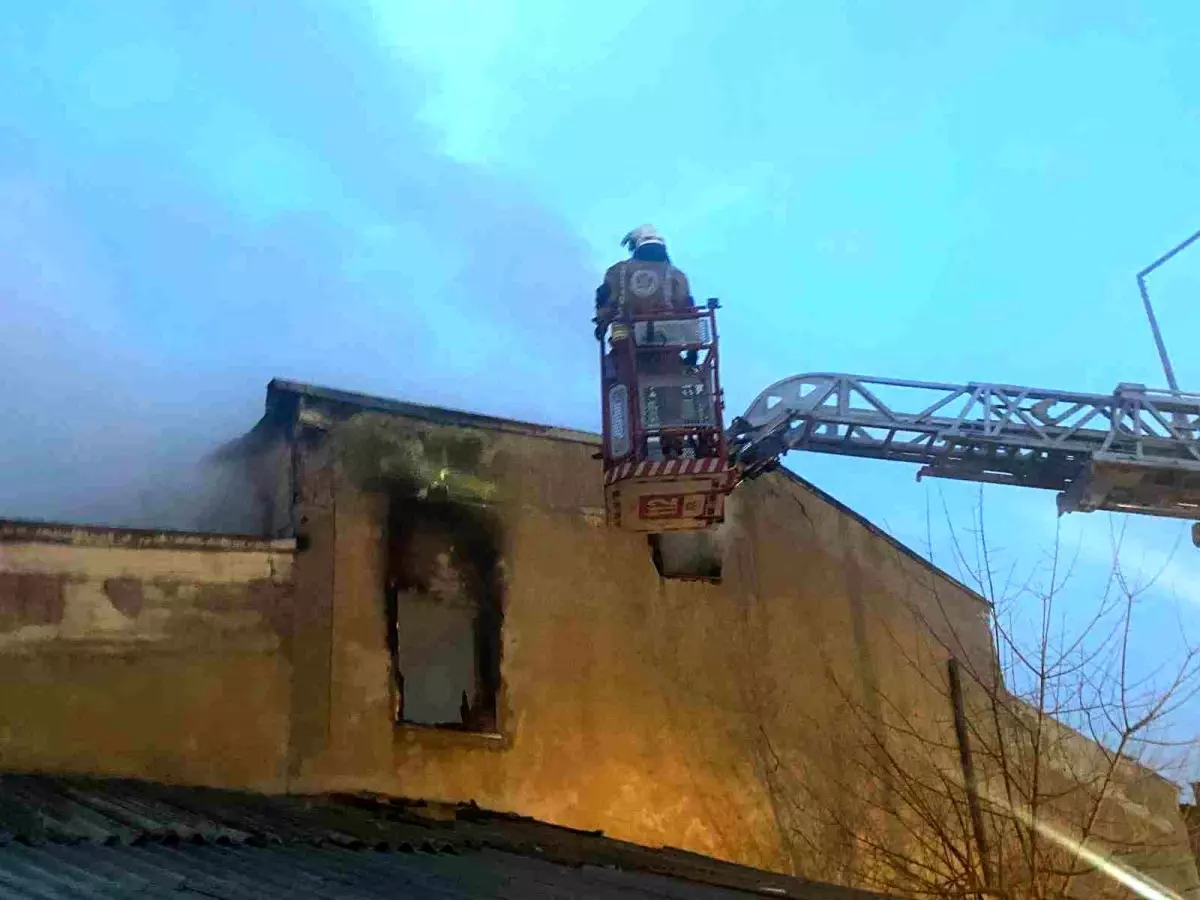 Mobilya atölyesinde çıkan yangında maddi hasar oluştu