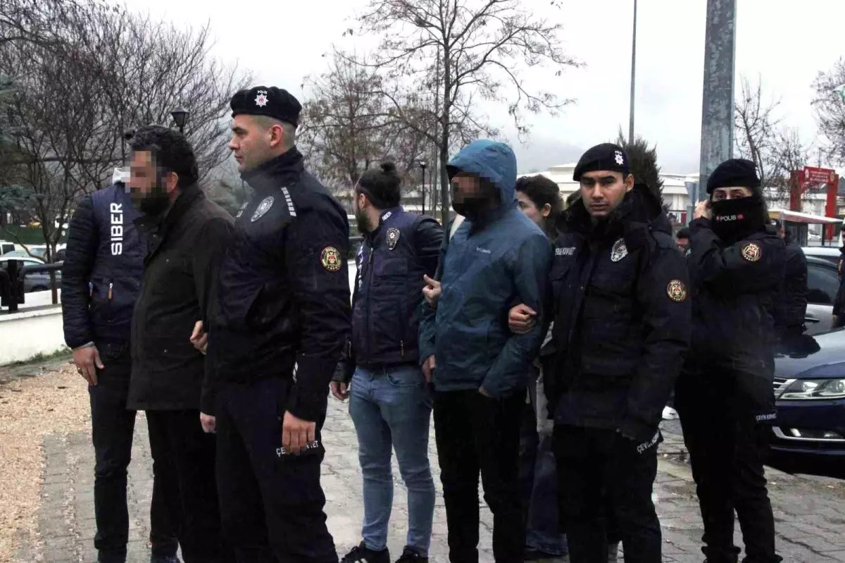 Muğla'da sahte hesap üzerinden 'Devlet Büyüklerine Hakaret' şüphelileri adliyeye sevk edildi