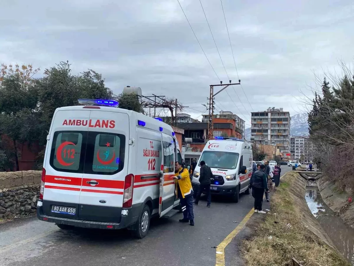 Osmaniye'de otomobille çarpışan motosiklet kanala düştü: 2 yaralı