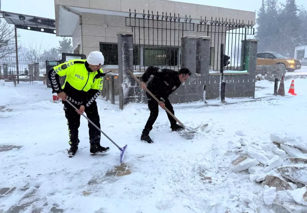 Osmaniye'de polisler kürek aldı, vatandaşın yolunu açtı